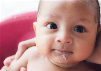 宝宝吃完奶溢奶怎么办 宝宝为什么会溢奶