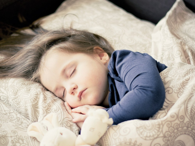 宝宝月子里喜欢侧身睡会睡扁头吗 孩子睡觉侧身会不会