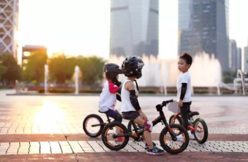 小孩骑平衡车的好处 怎么根据孩子年龄选平衡车