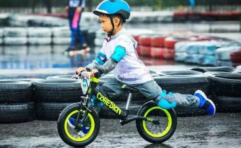 小孩骑平衡车的好处 怎么根据孩子年龄选平衡车