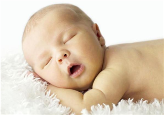 新生儿睡觉呼吸会暂停吗 新生儿睡觉爱打颤是怎么回事