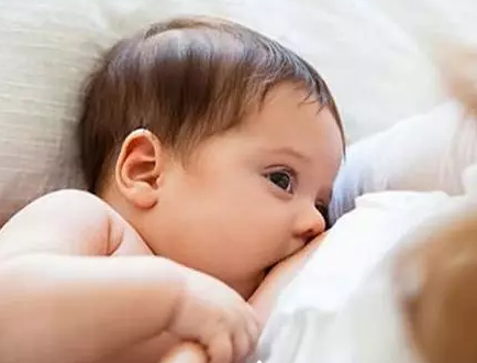 喂奶姿势会影响宝宝听力吗 正确的喂奶姿势是怎么样的