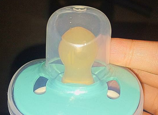 安抚奶嘴|安抚奶嘴会伤害到宝宝的牙龈吗 安抚奶嘴对宝宝牙齿有影响吗