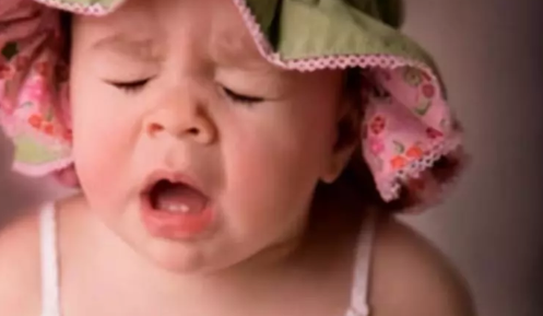 小婴儿会不停地打喷嚏什么原因 新生儿宝宝呼吸声音大怎么回事