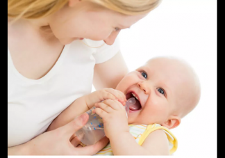 喂奶姿势会影响宝宝听力吗 正确的喂奶姿势是怎么样的