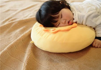 新生儿需要枕枕头吗 如何给宝宝选择枕头