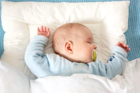 宝宝几个月能用小枕头睡觉 新生儿宝宝需要用枕头睡觉吗