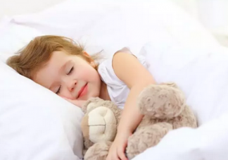 不及时分床睡容易会导致孩子性早熟吗 孩子多大要分床睡