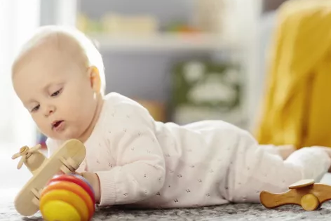 宝宝频繁吃奶是饿了吗  宝宝频繁吃奶是什么原因