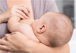奶水少要坚持母乳喂养吗 影响宝妈奶水量的因素