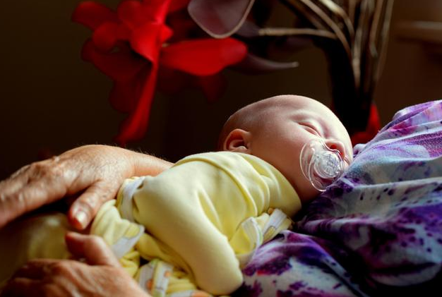 宝宝频繁夜醒怎么回事 宝宝频繁夜醒应对方法