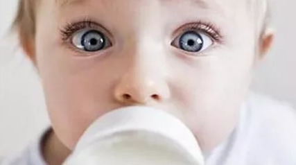 宝宝喝奶粉就上火是正常的吗 怎么挑选到宝宝合适的奶粉