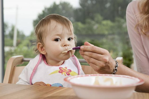 如何培养孩子独立进食的能力 宝宝自主进食的黄金期