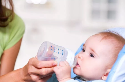 婴幼儿|喂水不当会导致孩子水中毒吗 婴幼儿什么情况下需要喂水