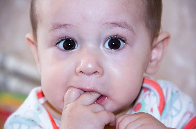 宝宝吃完奶吃手是没有吃饱吗 宝宝为什么吃完奶吃手