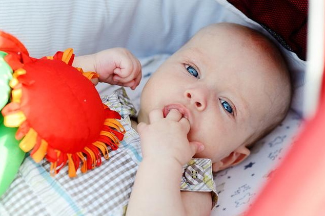宝宝吃完奶吃手是没有吃饱吗 宝宝为什么吃完奶吃手