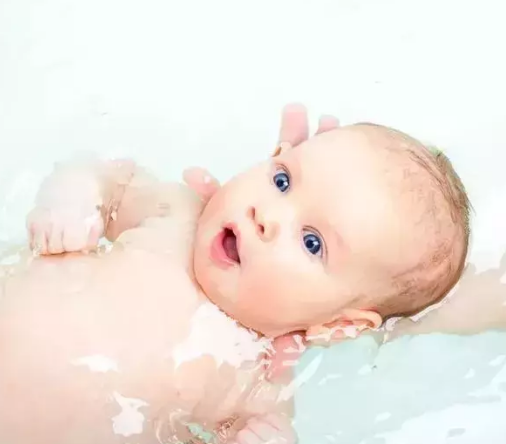给宝宝洗澡你真的会洗吗 给宝宝洗澡的正确方法