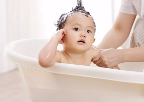 给宝宝洗澡你真的会洗吗 给宝宝洗澡的正确方法