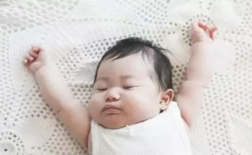 宝宝|宝宝睡觉总是举起双手是怎么回事 宝宝睡觉为什么要举手