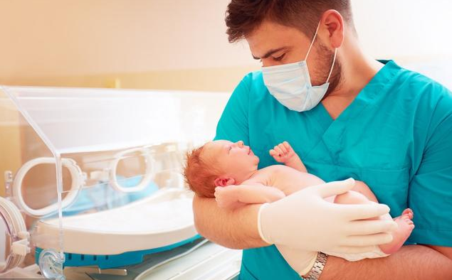 新生儿科学抱法四大要点 新生儿可以竖抱吗
