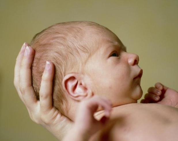 新生儿科学抱法四大要点 新生儿可以竖抱吗