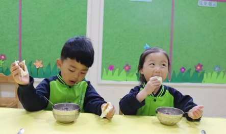 孩子在幼儿园吃饭慢怎么办 孩子在幼儿园吃饭慢怎么跟老师沟通