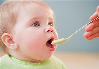 宝宝吃辅食后还要喂奶吗 添加辅食是先吃辅食还是先喝奶