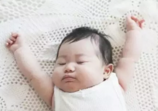 宝宝睡觉总是举起双手是怎么回事 宝宝睡觉为什么要举手