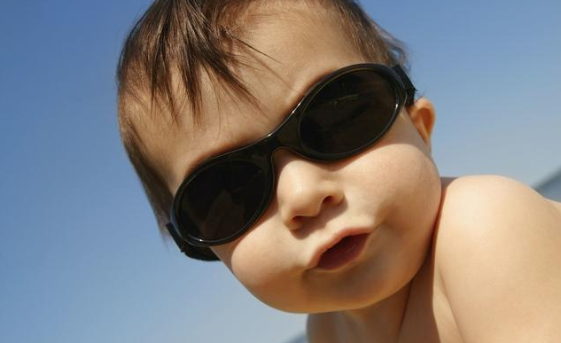 孩子多大可以戴太阳镜 戴太阳镜会影响孩子视力吗