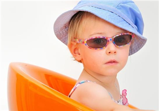 孩子多大可以戴太阳镜 戴太阳镜会影响孩子视力吗