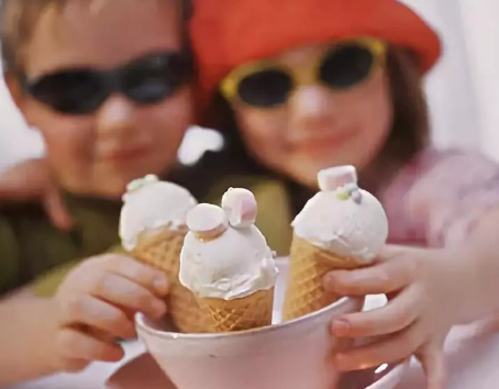 夏天该不该给孩子吃冰淇淋 夏天孩子吃冰淇淋要注意什么