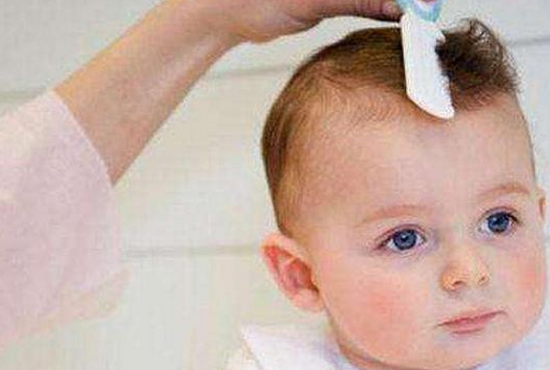 宝宝发量少如何改善 宝宝头发少该怎么办
