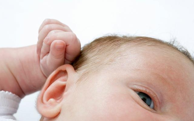 宝宝总抓耳朵是不舒服吗 日常如何护理宝宝耳朵