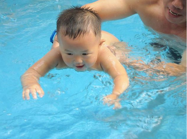 孩子几岁学游泳比较好 孩子怕水怎么学游泳
