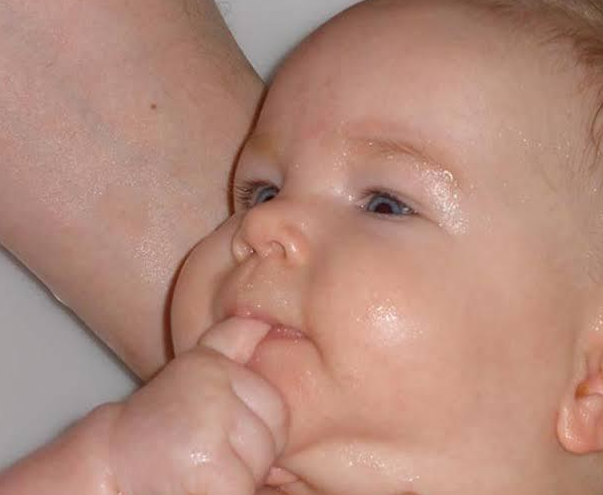 宝宝爱出汗是体虚吗 宝宝多汗的生理性和病理性因素