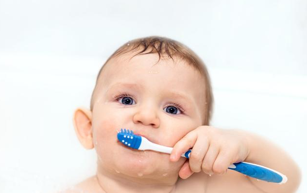 可吞咽牙膏更适合宝宝吗 宝宝爱吞牙膏怎么办