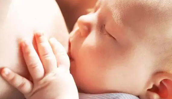 如何判断宝宝母乳够不吃 母乳喂养过度会造成什么影响