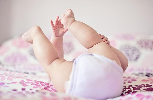 新生儿.小腿弯曲|新生儿小腿弯曲正常吗 如何判断宝宝小腿弯曲是否正常