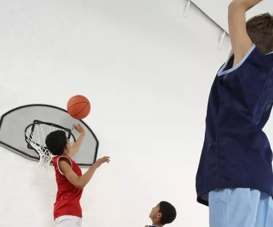 小孩玩篮球有什么好处 小孩玩篮球能长高吗