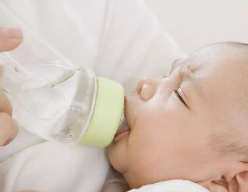 新生儿需要喝水吗  新生儿如何正确的喝水