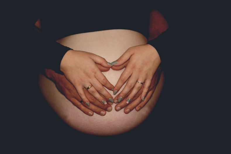 怀孕五个月肚子不是很显怀是什么情况 怀孕五个月不显怀正常吗