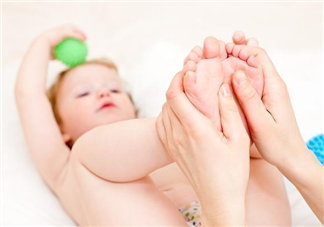 新生儿小腿弯曲正常吗 如何判断宝宝小腿弯曲是否正常