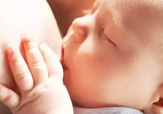 如何判断宝宝母乳够不吃 母乳喂养过度会造成什么影响