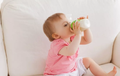 如何判断宝宝的奶粉适不适合宝宝 宝宝奶粉怎么选择 