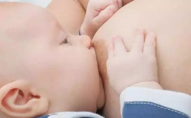 孩子不习惯奶瓶吃奶怎么办 宝宝吃惯母乳后不愿意用奶瓶