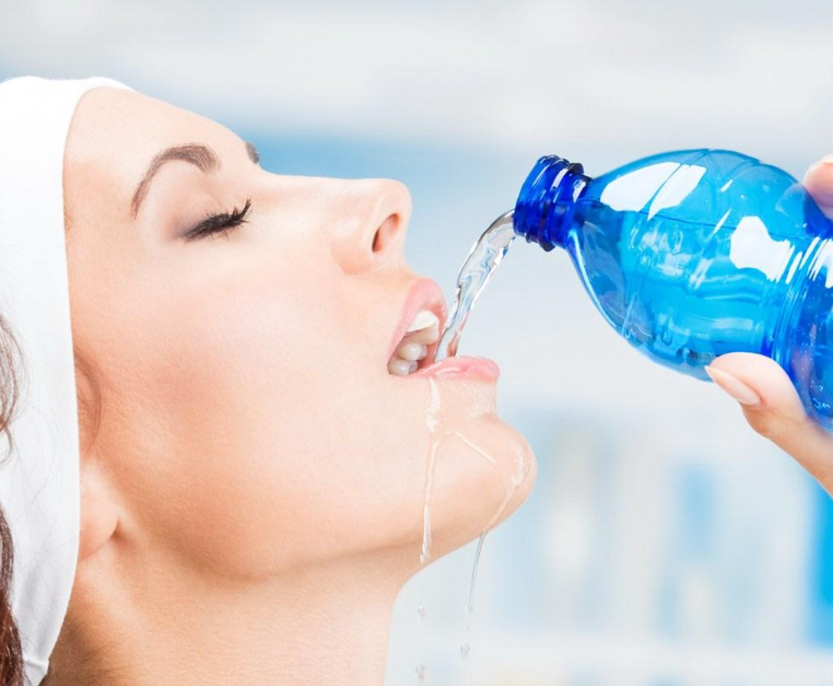 孩子舔嘴唇就是要喝水了吗 孩子什么样的表现是想喝水
