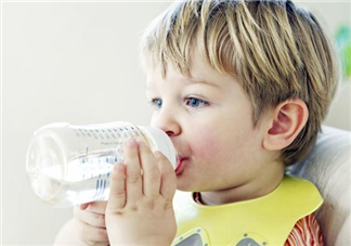 夏天天气热宝宝要多喝水吗 怎么培养宝宝夏季喝水的好习惯