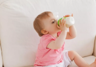 如何判断宝宝的奶粉适不适合宝宝 宝宝奶粉怎么选择
