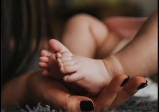 到底能不能让宝宝光着脚丫子 宝宝光脚有好处吗？