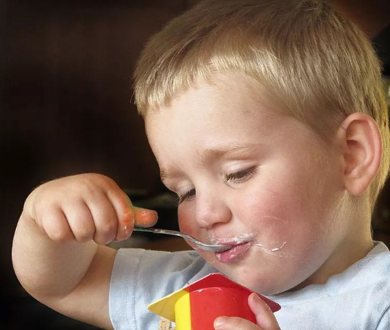 孩子被过度补钙会有什么危害 如何正确给孩子补钙